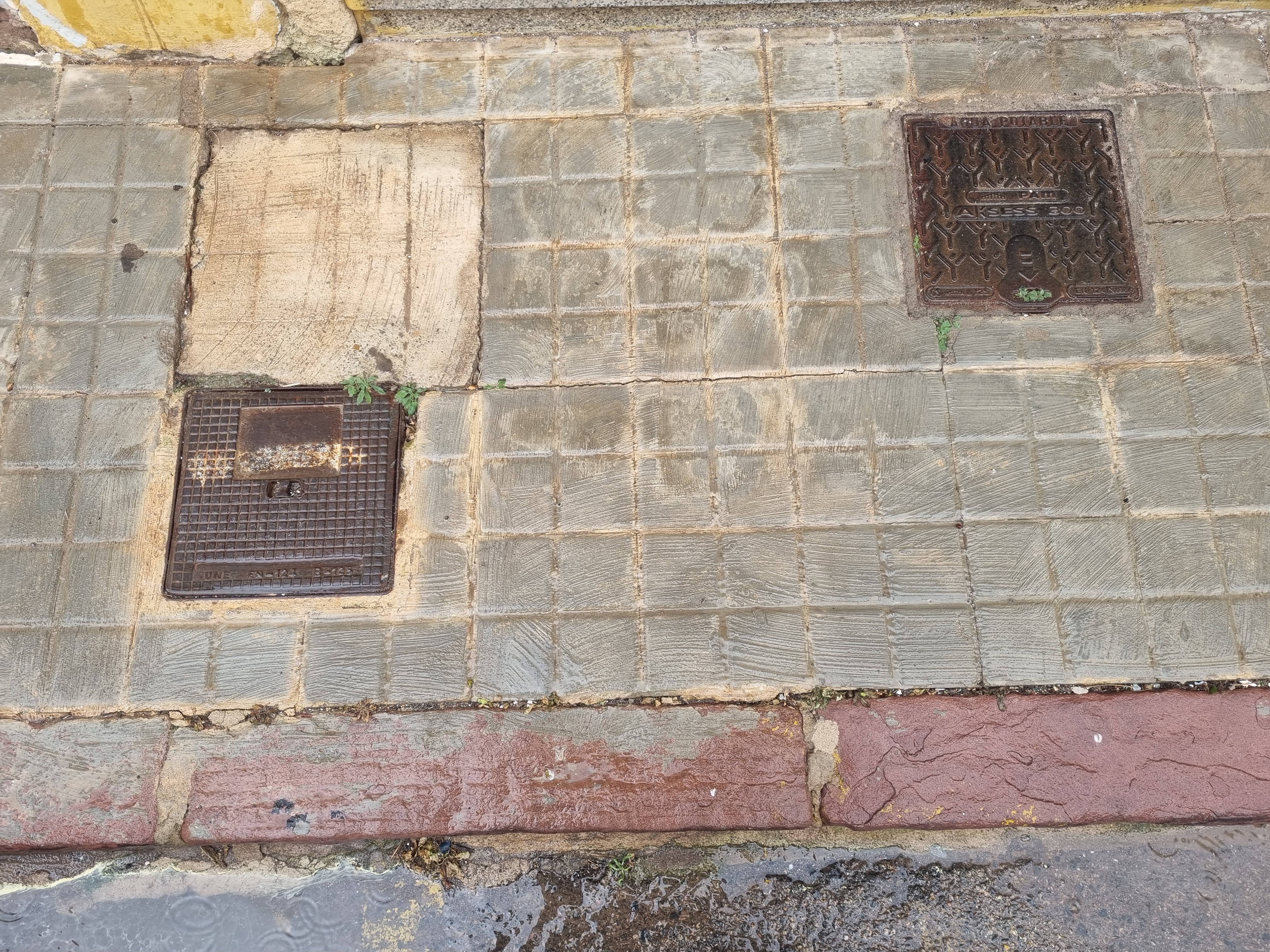 Escomeses d'aigua potable i del clavegueram (o sanejament).