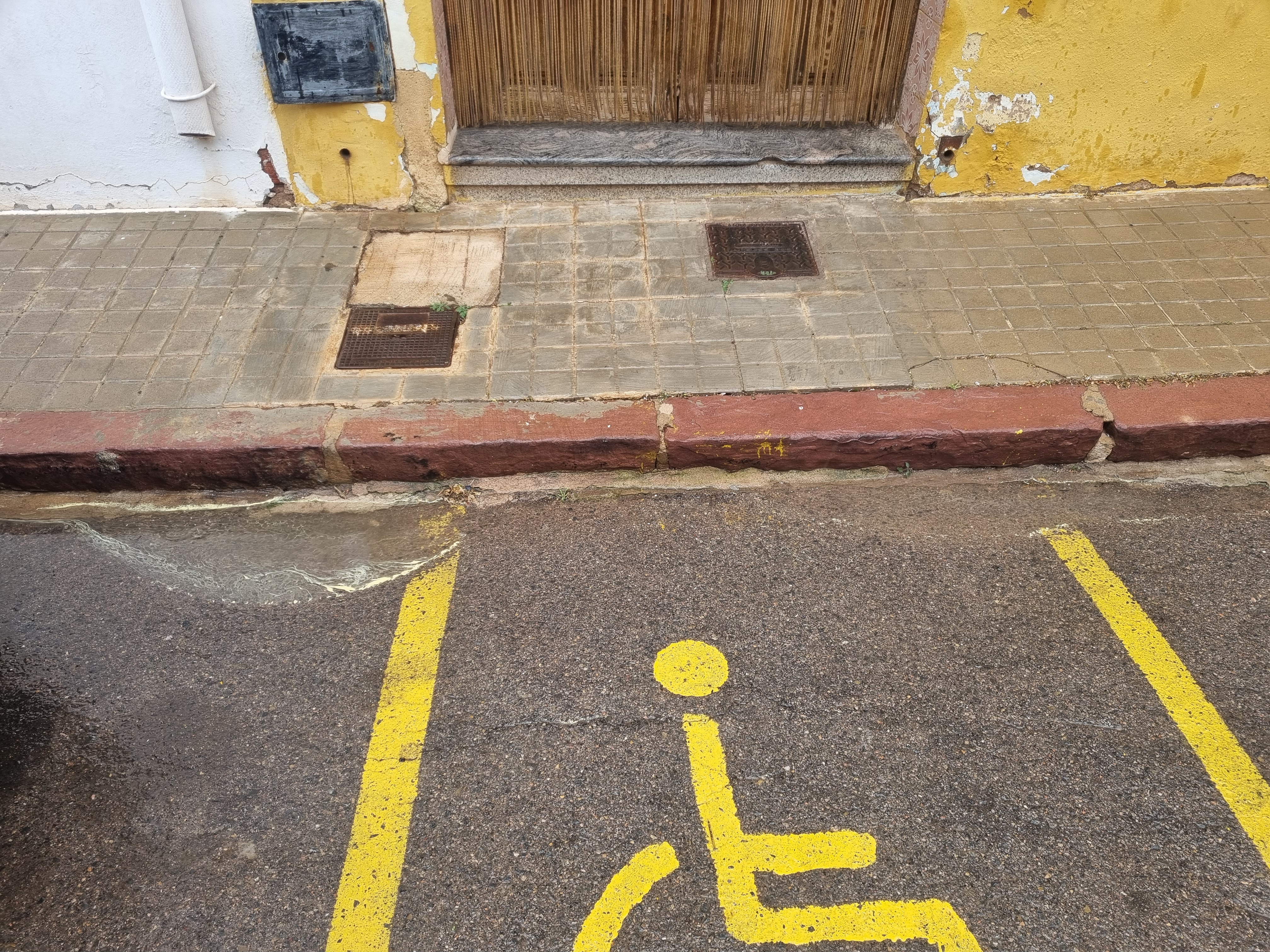 El carrer o asfalt, s'est&agrave; afonant.