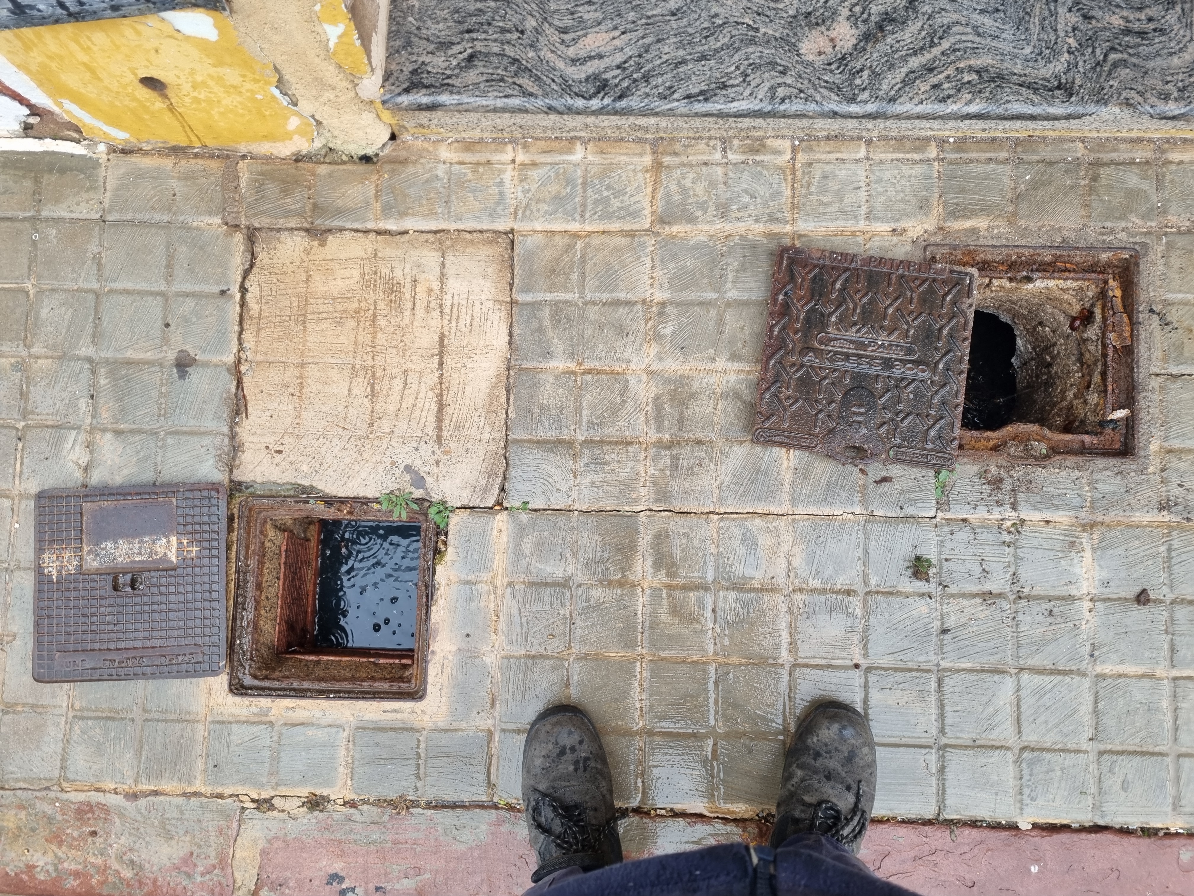 Escomeses d'aigua potable i del clavegueram (o sanejament).