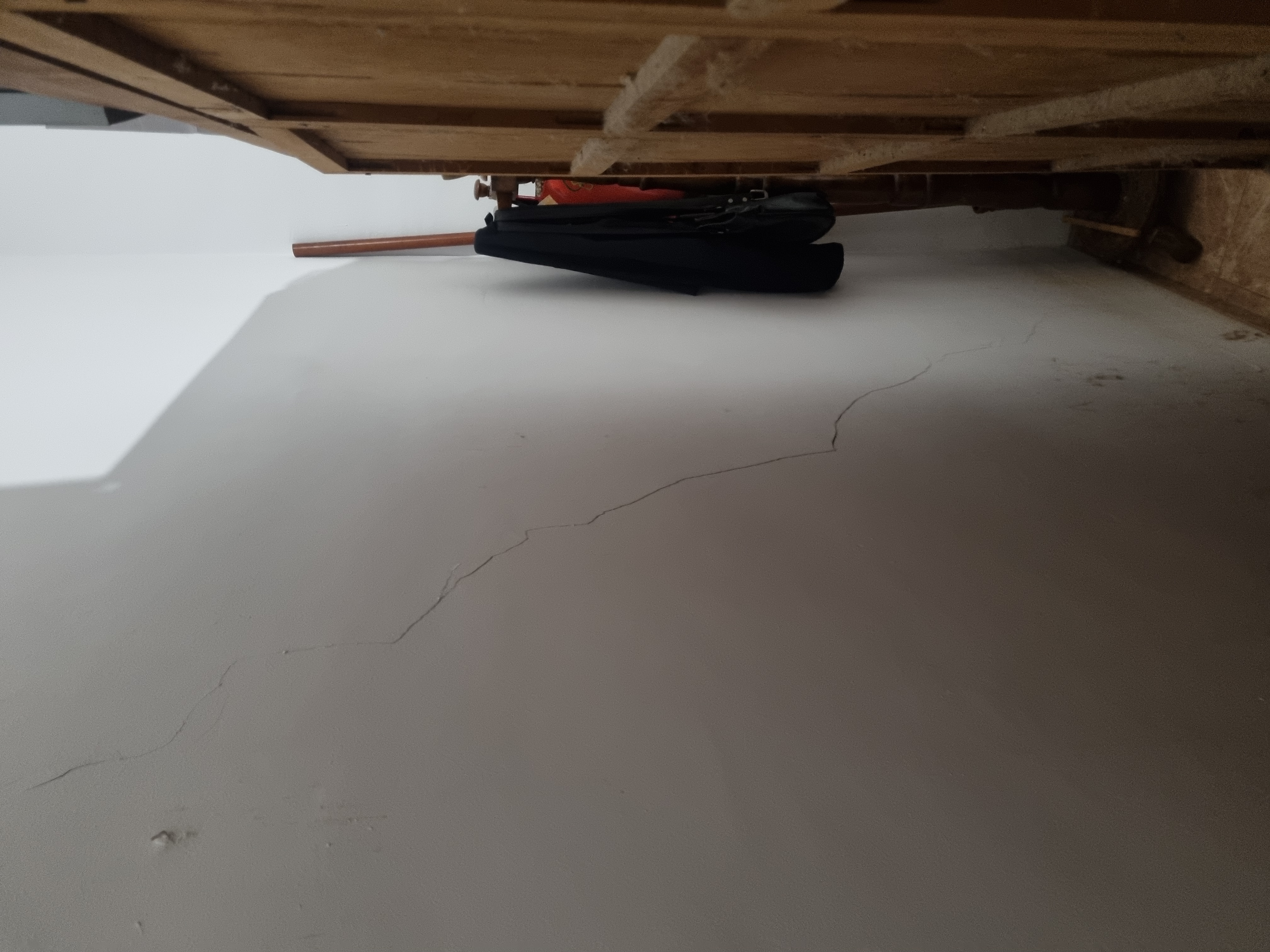 Esquerda profunda darrere de l'armari