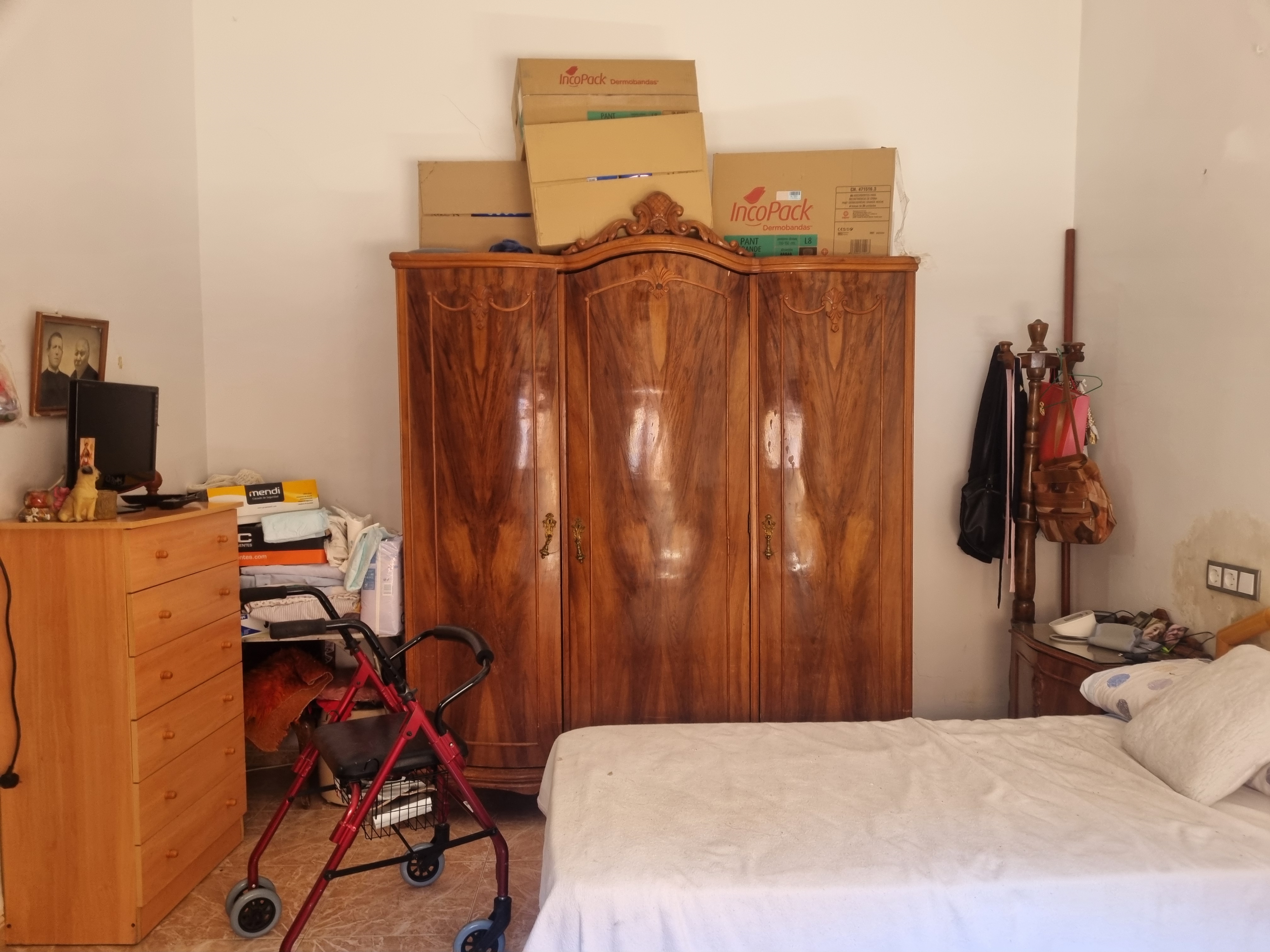 Humitat i esquerdes profundes darrere de l'armari.