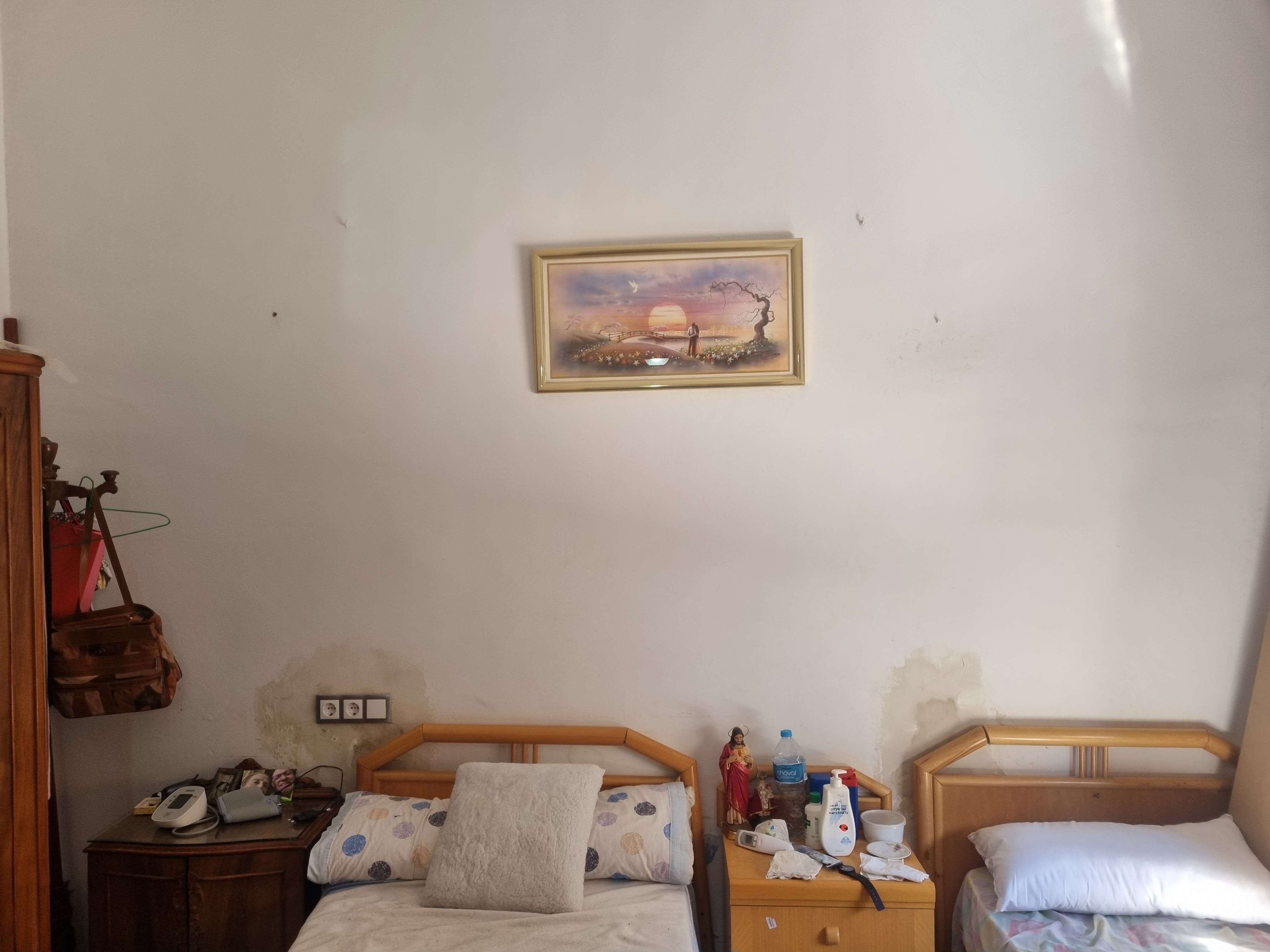 Humitat profunda darrere dels llits.