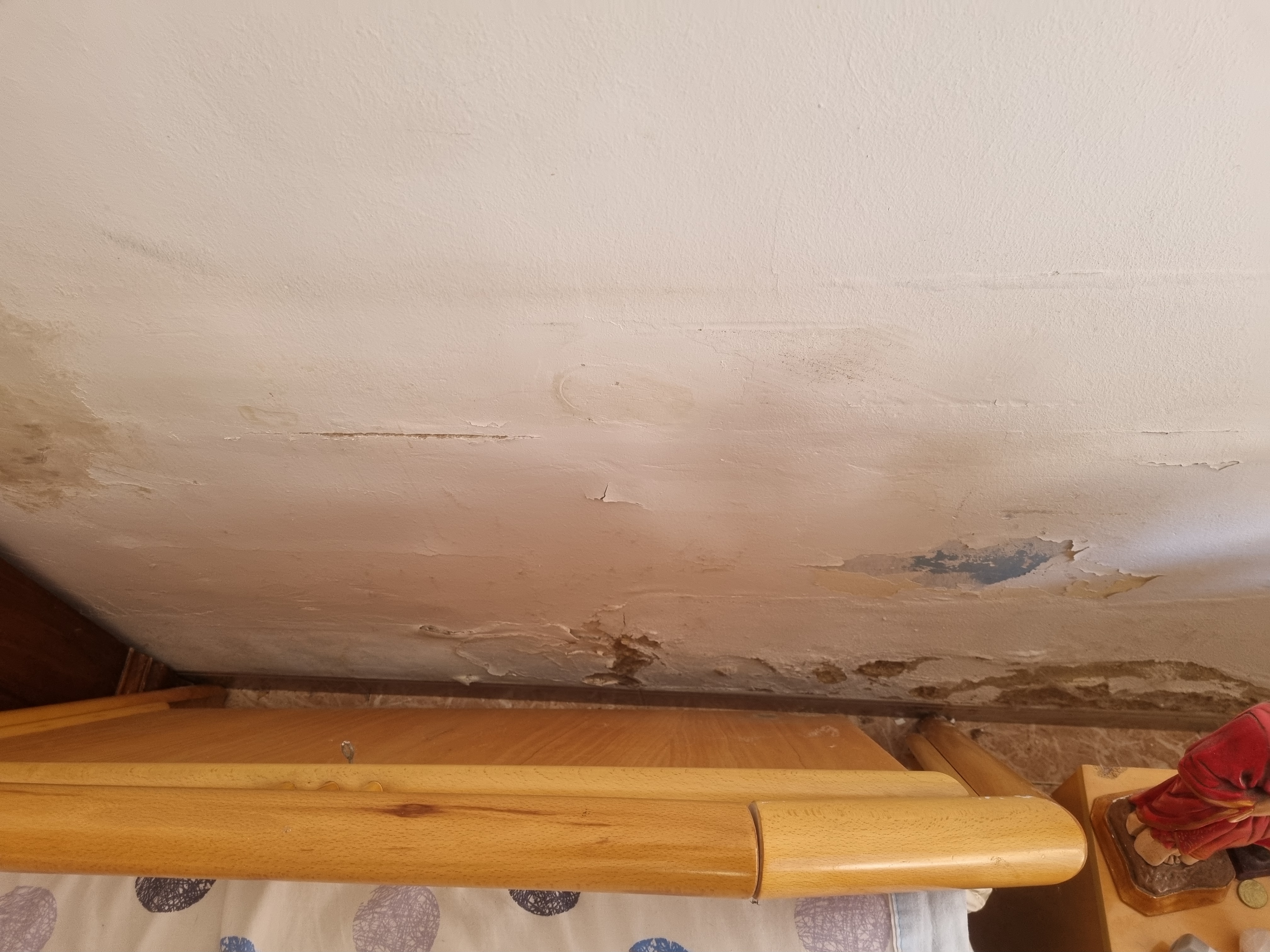 Humitat for&ccedil;a profunda al darrere del llit de ma mare.