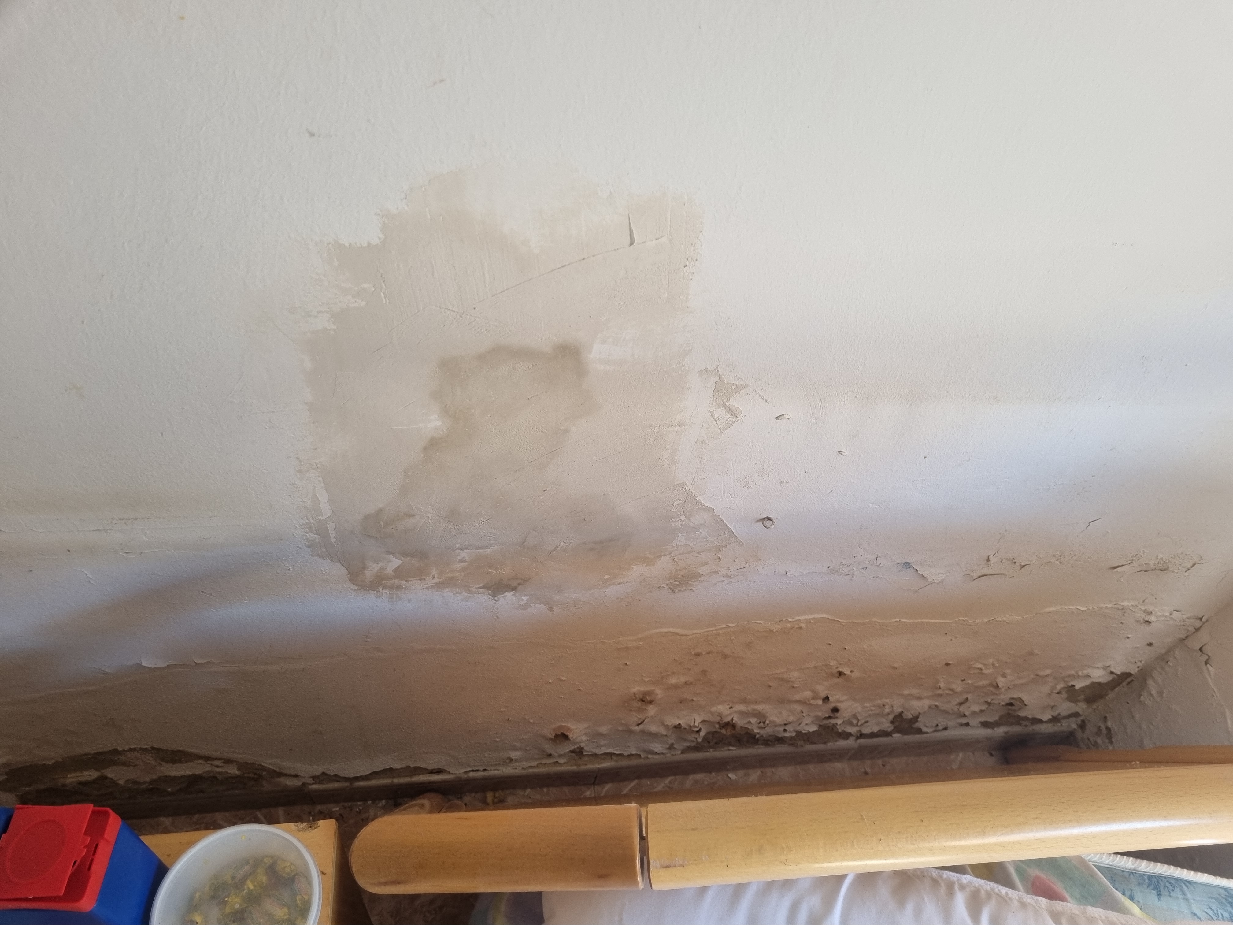 Humitat for&ccedil;a profunda al darrere del llit de mon pare.