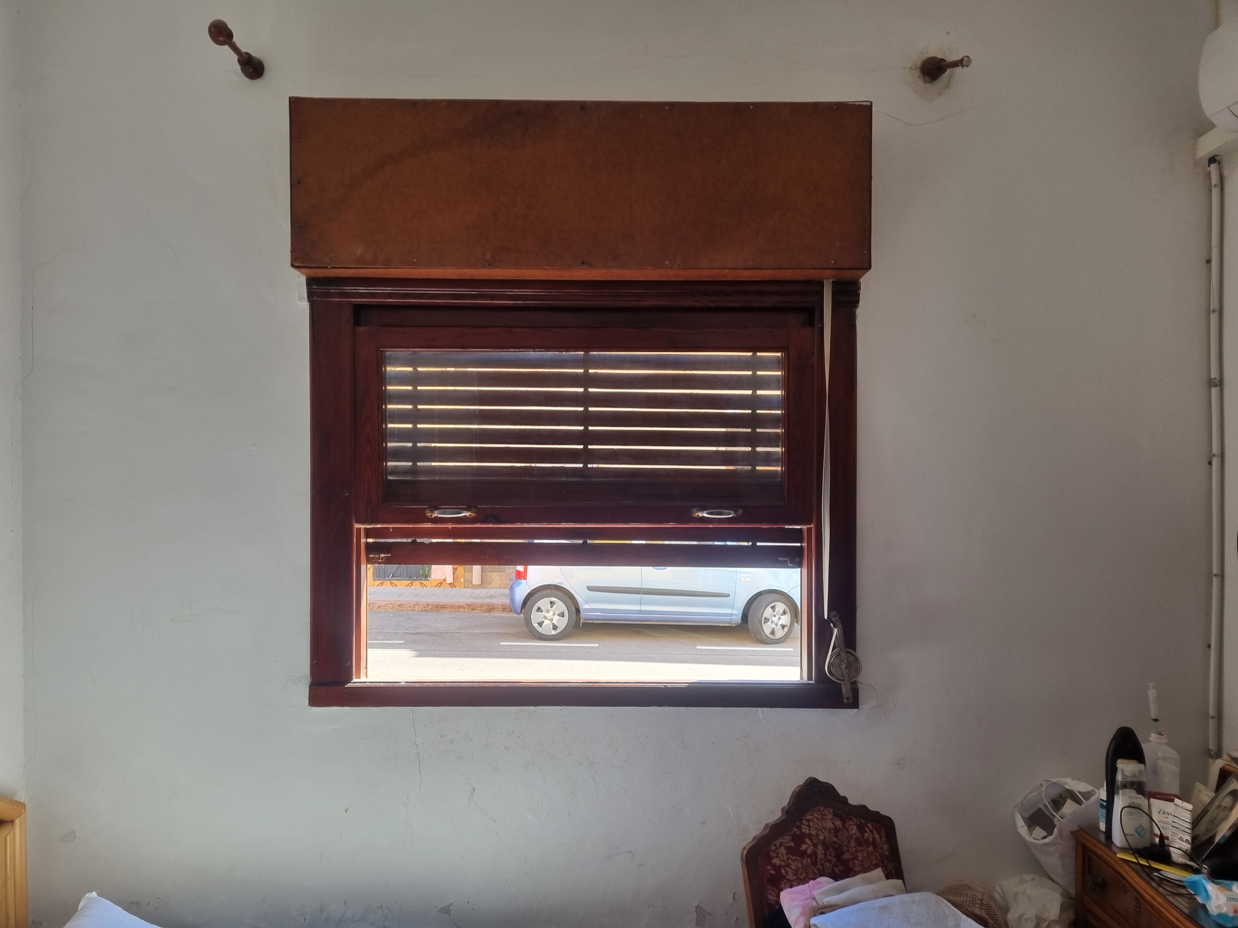 Humitat for&ccedil;a profunda al costat del llit de mon pare.