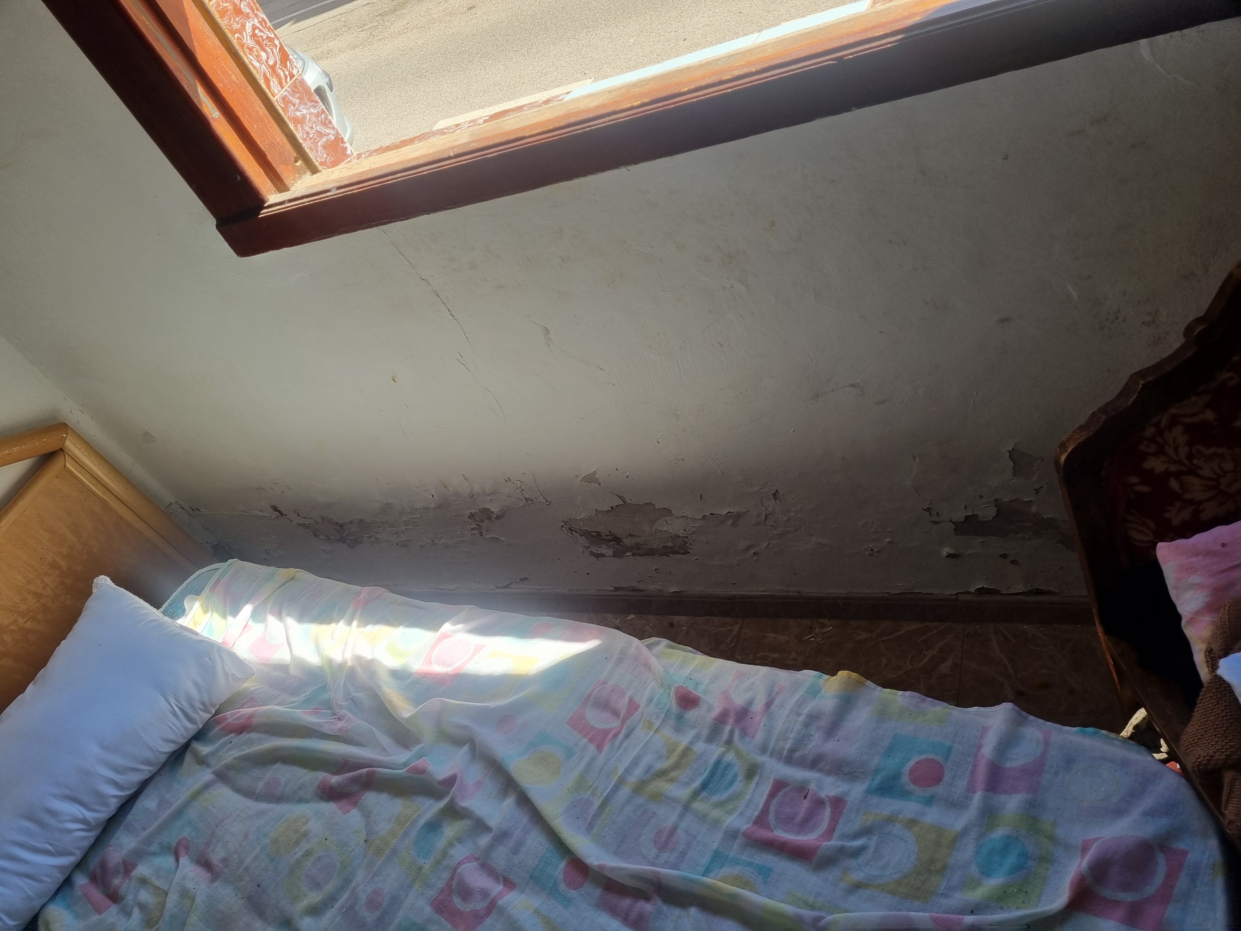 Humitat al costat del llit de mon pare, paret del carrer..