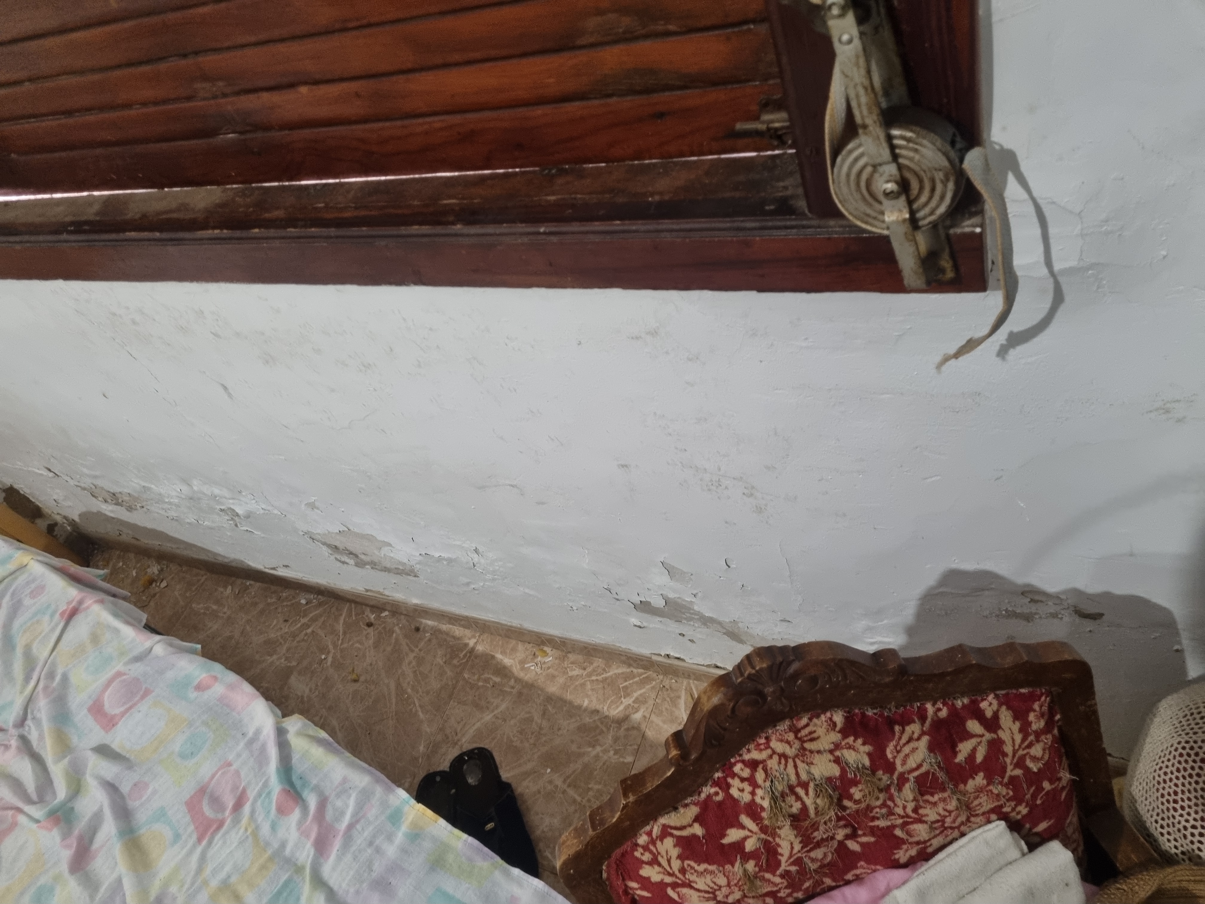 Humitat paret, habitaci&oacute; que dona al carrer.