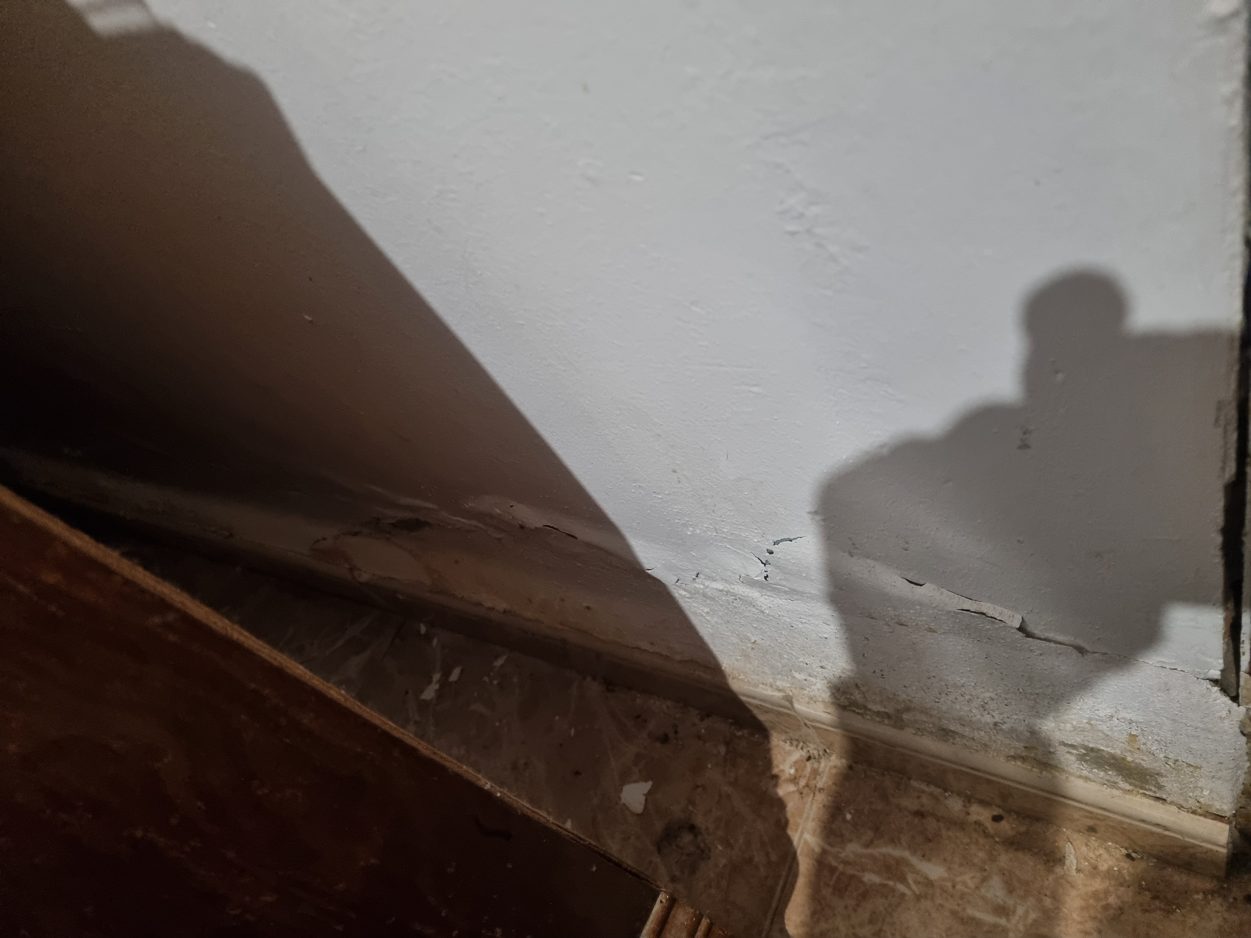 Humitat profunda darrere de l'aparador.