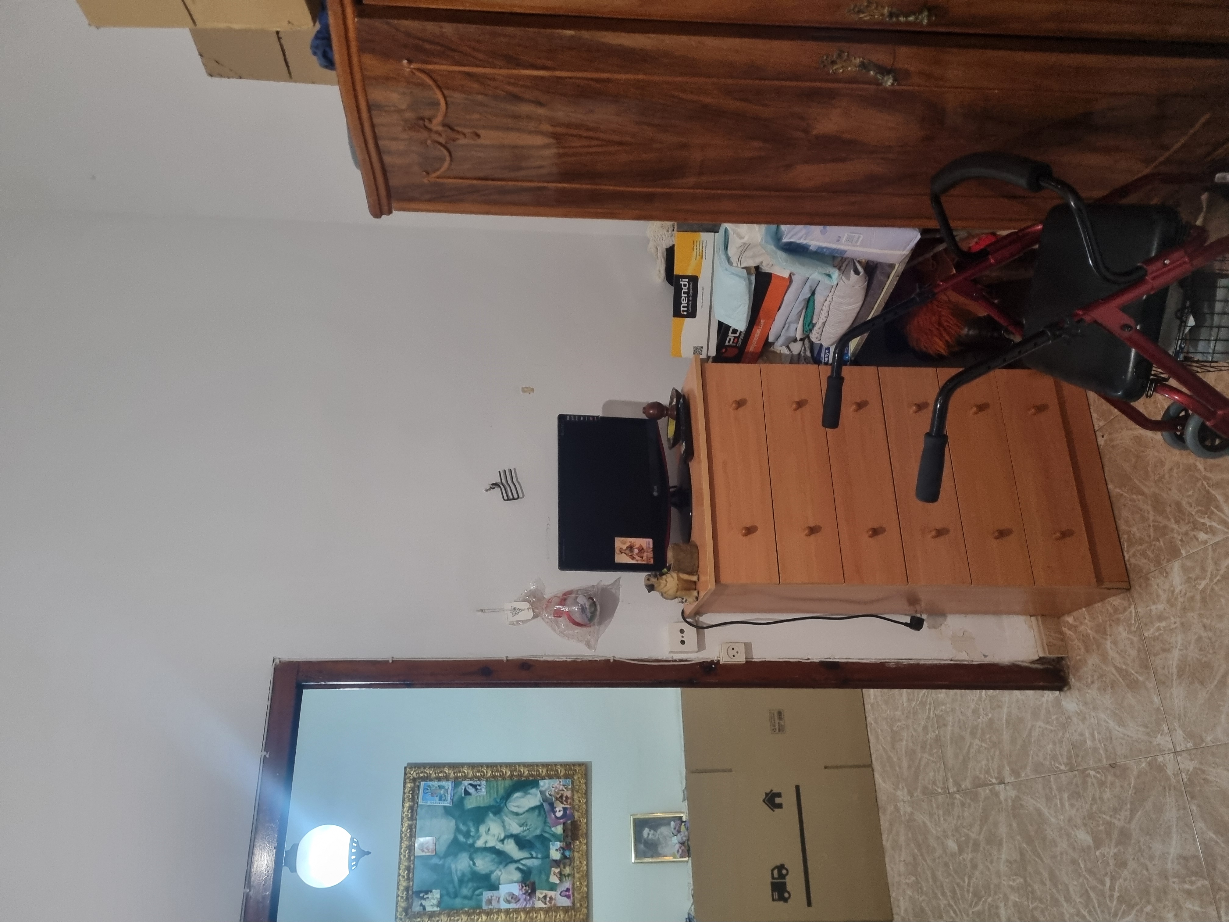 Materials de neteja sanit&agrave;ria tapant humitats.