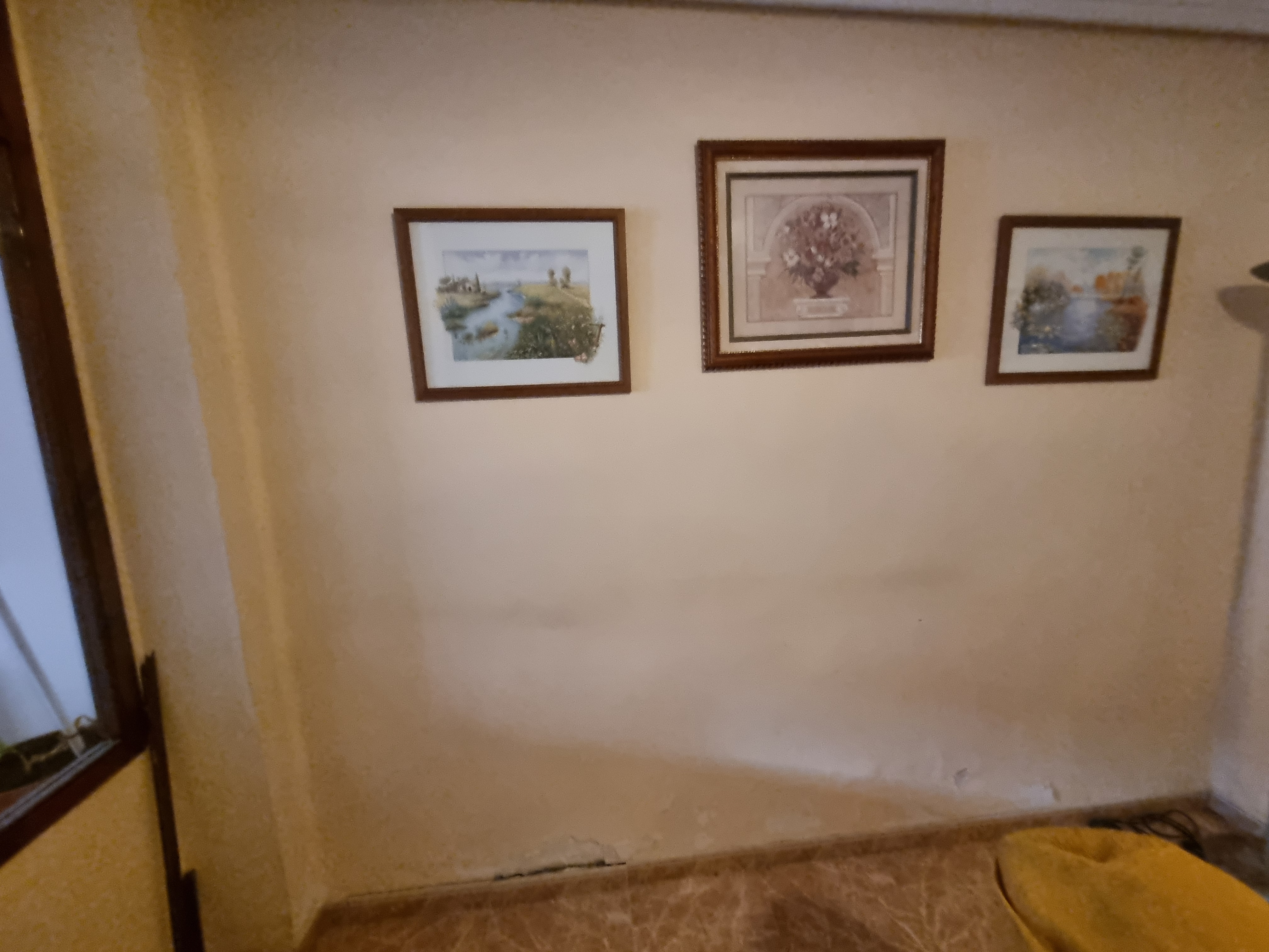 Descrostades a la paret.